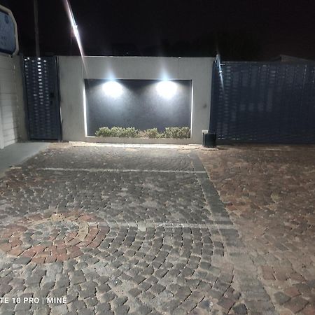 ספרינגס The Croc Guest House מראה חיצוני תמונה