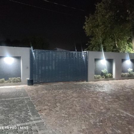 ספרינגס The Croc Guest House מראה חיצוני תמונה
