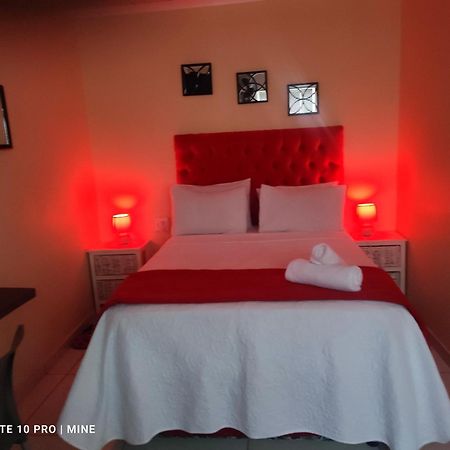 ספרינגס The Croc Guest House מראה חיצוני תמונה