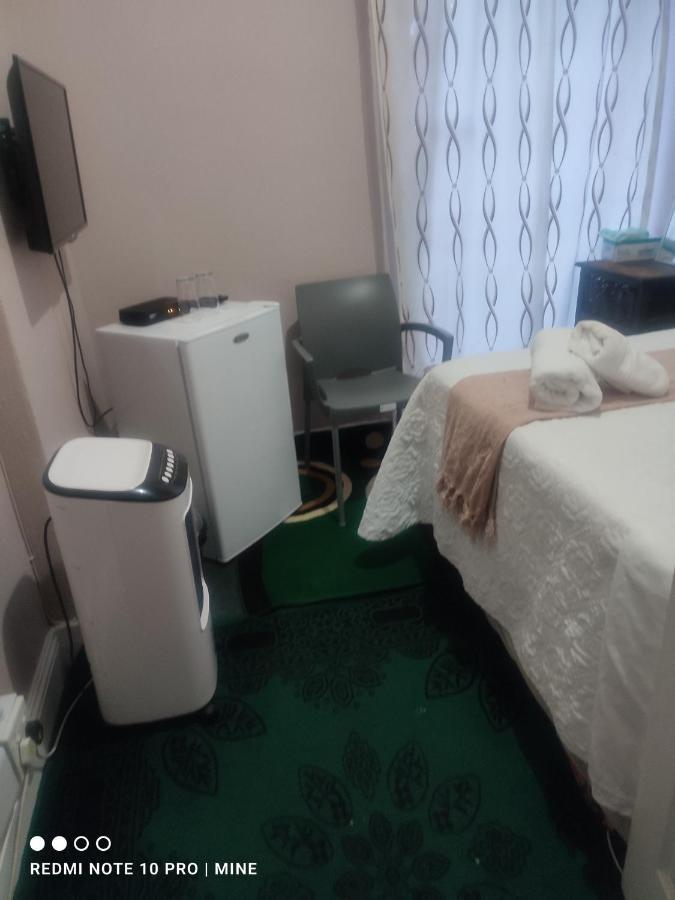 ספרינגס The Croc Guest House מראה חיצוני תמונה