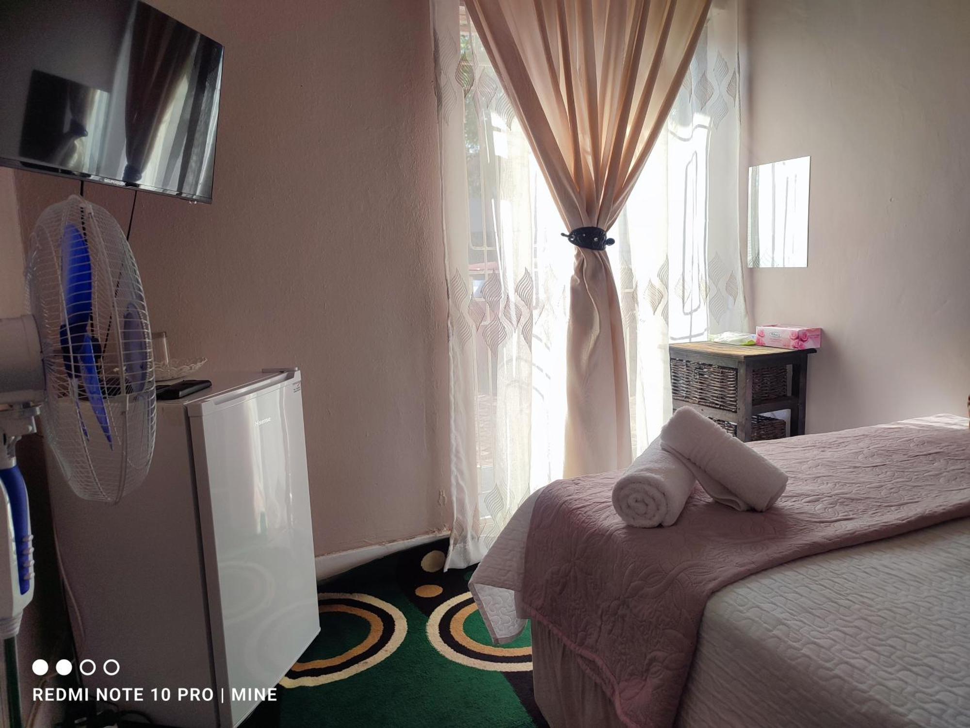 ספרינגס The Croc Guest House מראה חיצוני תמונה