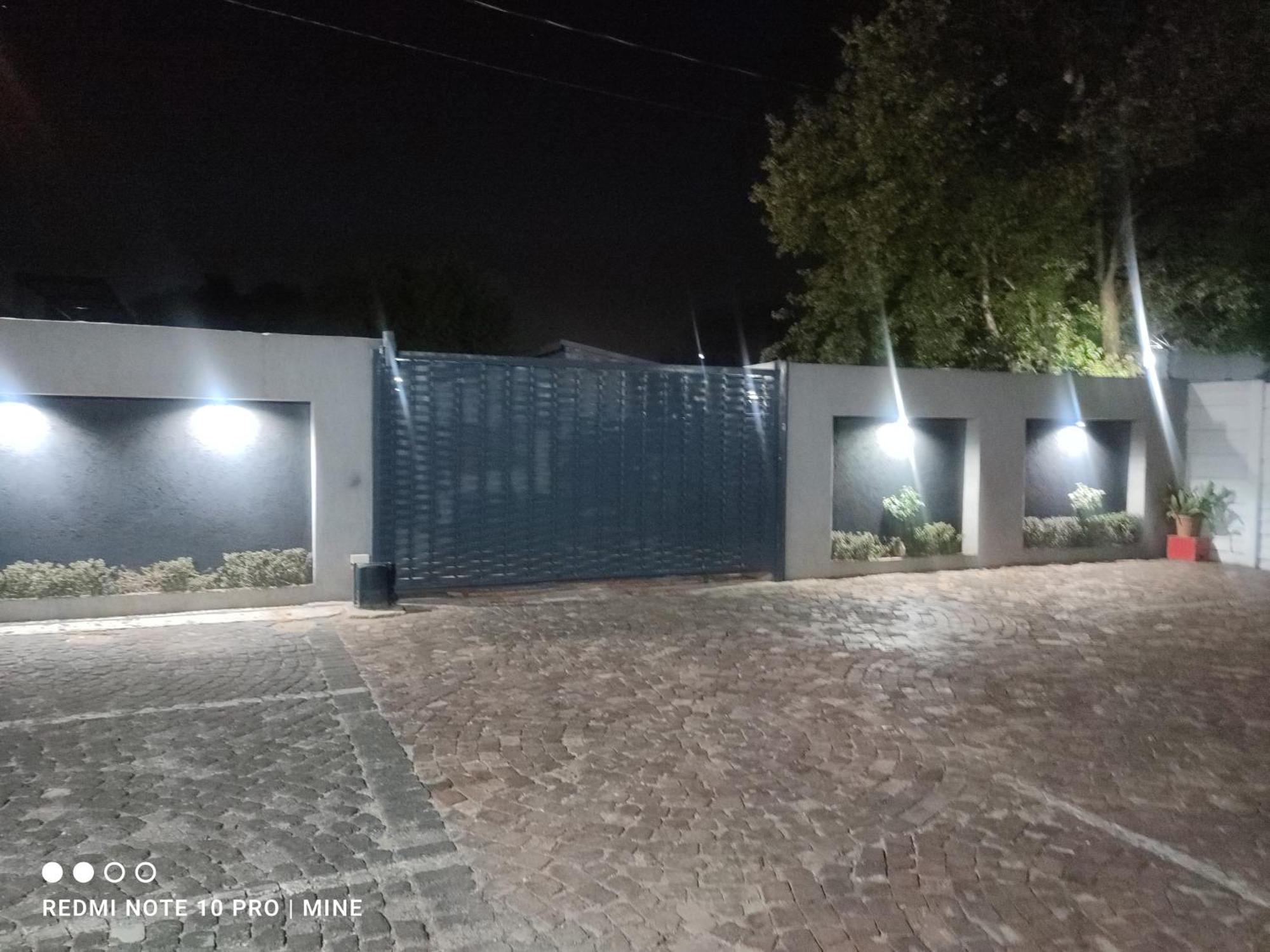 ספרינגס The Croc Guest House מראה חיצוני תמונה