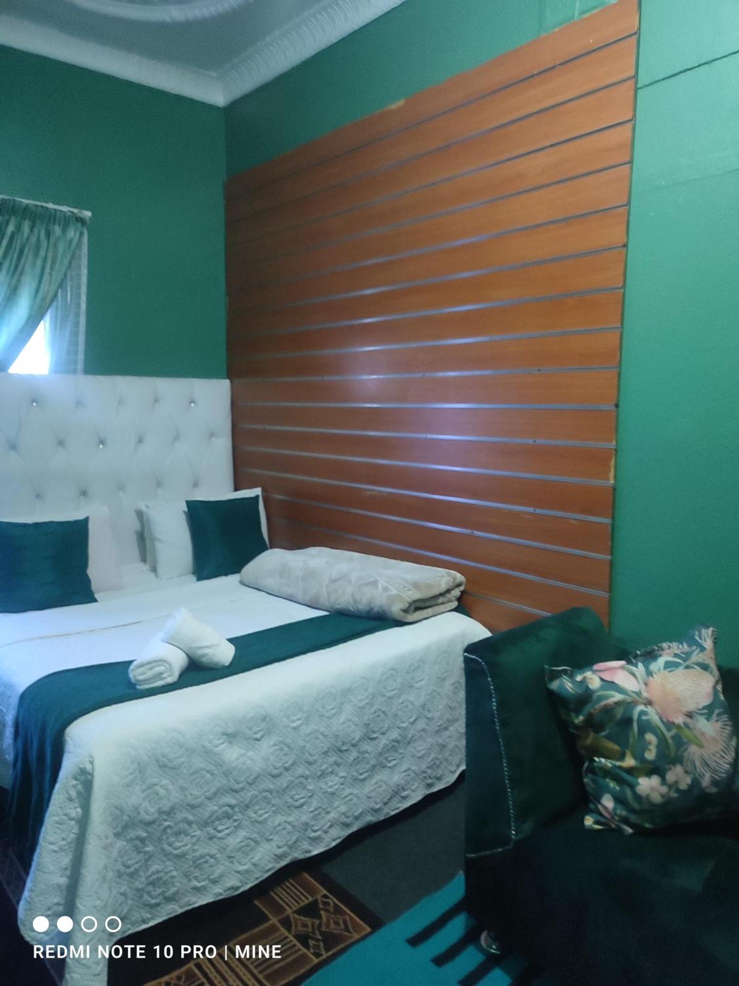ספרינגס The Croc Guest House מראה חיצוני תמונה